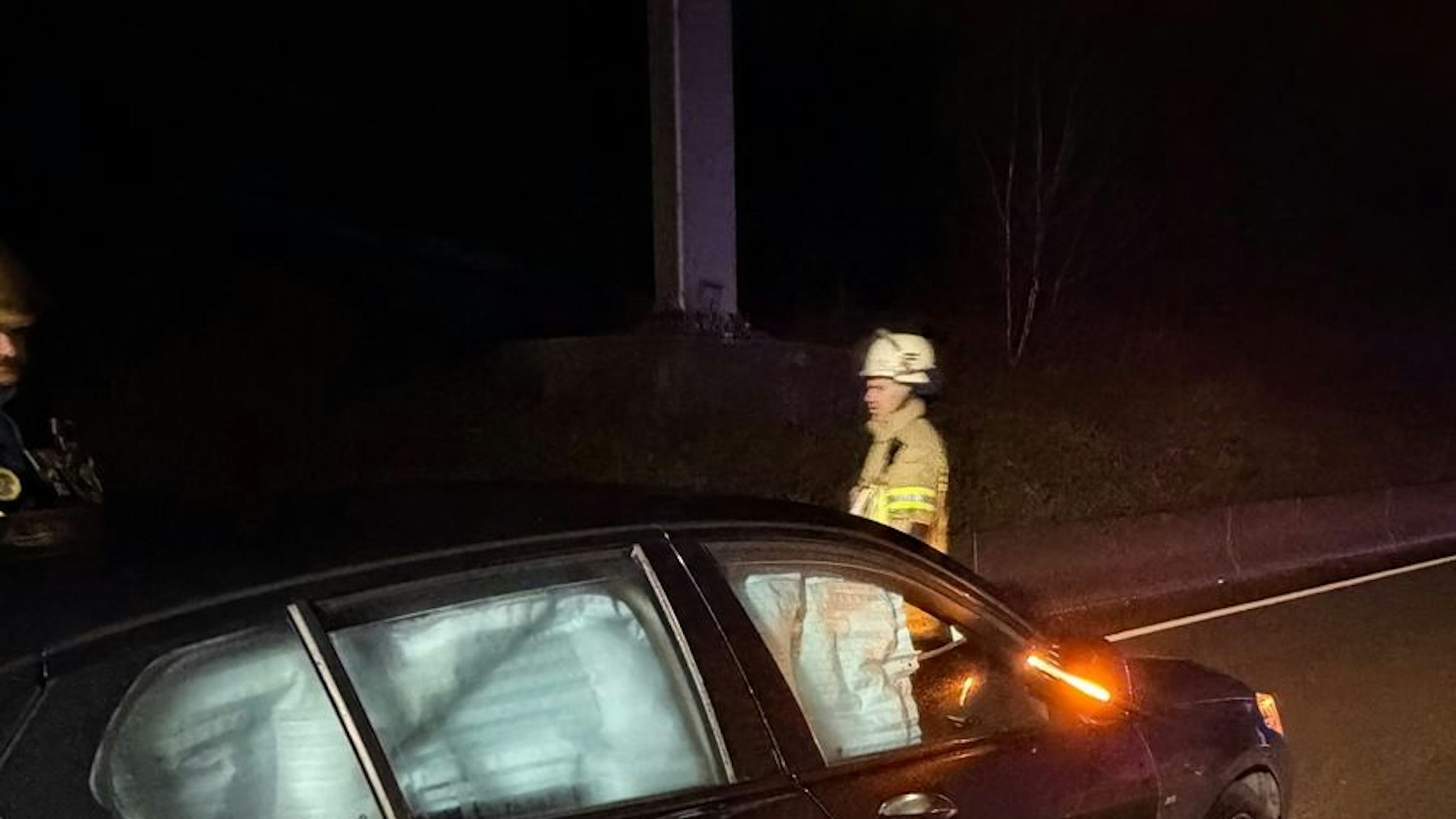 Ein verunfalltes Auto auf der A1 bei Remscheid.