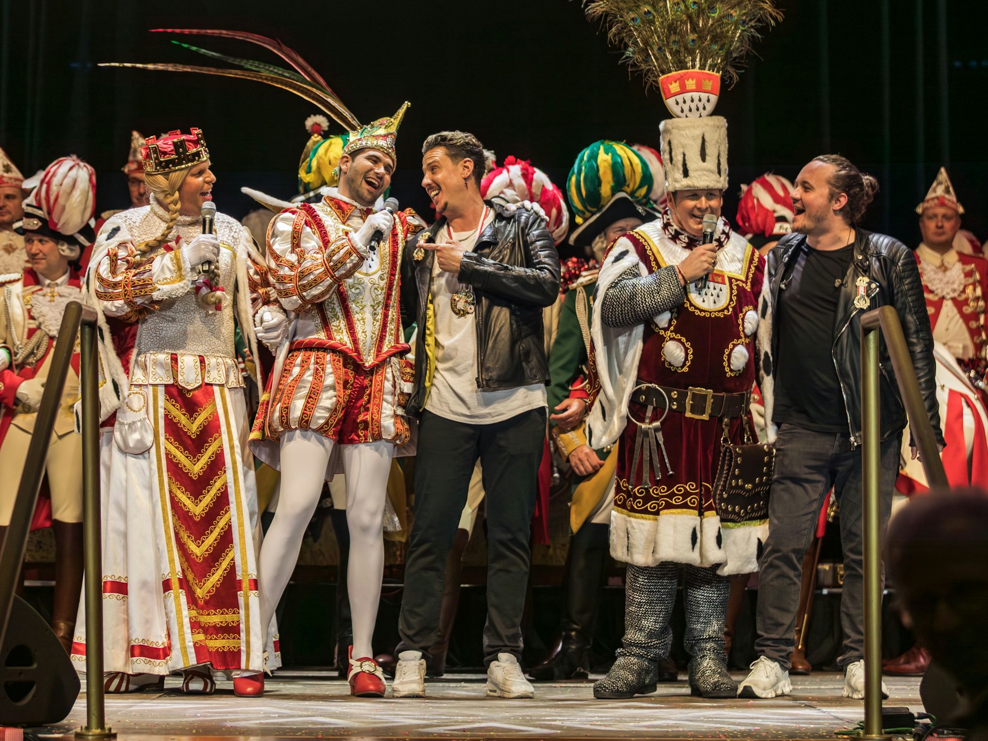 Das Dreigestirn singt auf der Bühne mit Manuel Sauer und Simon Kurtenbach.