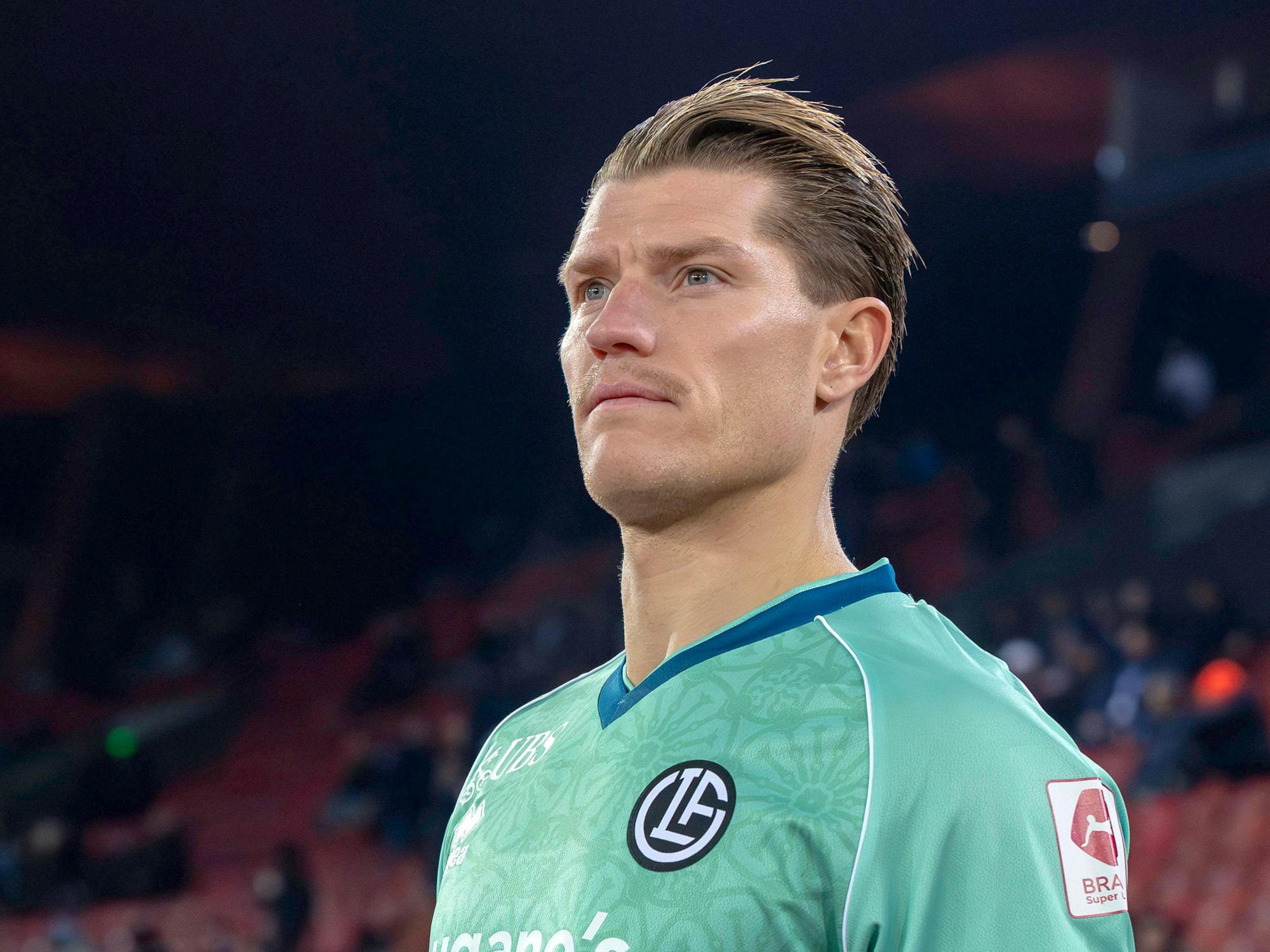 Kevin Behrens kommt ins Stadion.