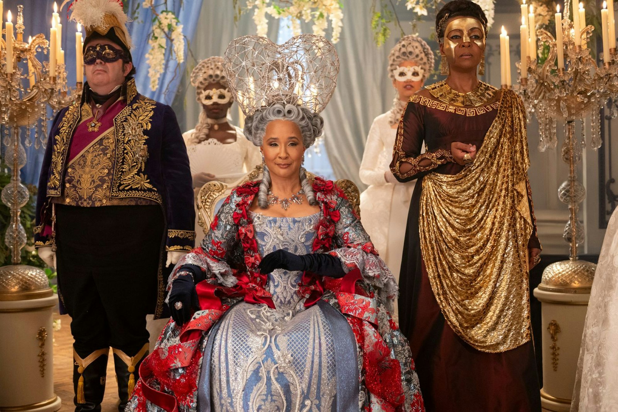 Queen Charlotte (Golda Rosheuvel) ist ein bekennender Fan der Klatschberichte von Lady Whistledown. (Bild: LIAM DANIEL/NETFLIX)