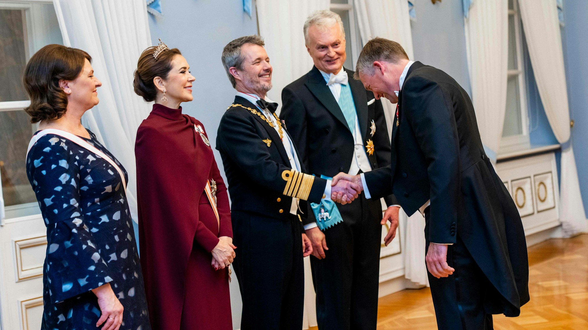 König Frederik X. und Königin Mary empfangen gemeinsam mit Litauens Präsident Gitanas Nausėda und First Lady Diana Nausėdienė den dänischen Astronauten Andreas Mogensen beim Staatsbankett im Präsidentenpalast von Vilnius.