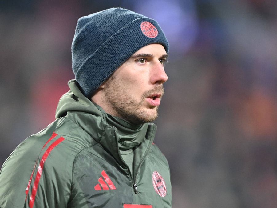 Leon Goretzka mit Mütze und Sportkleidung