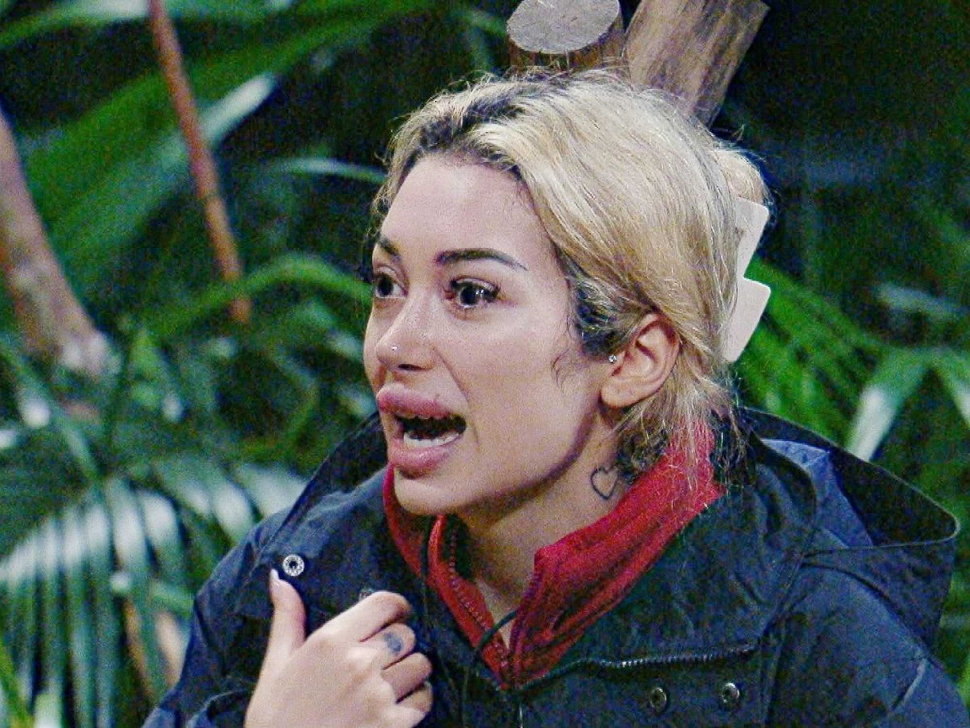 Über was man sich alles aufregen kann! Ariel zettelt Wirbel um fehlende Handtücher und handfesten Streit um die Schlafplätze an. (Bild: RTL)