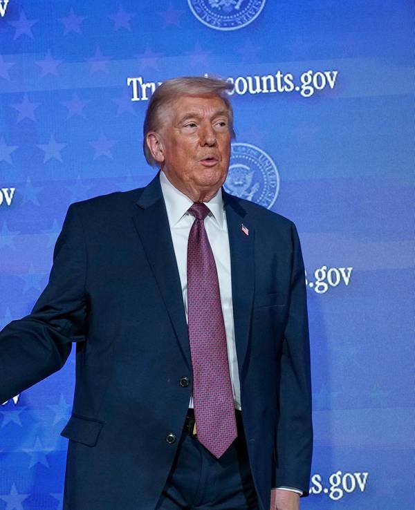 Donald Trump heißt Nicki Minaj bei der Veranstaltung „Trump Accounts“ im Andrew W. Mellon Auditorium willkommen.