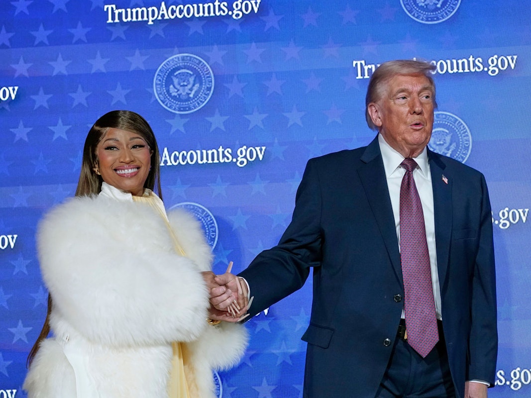 Donald Trump heißt Nicki Minaj bei der Veranstaltung „Trump Accounts“ im Andrew W. Mellon Auditorium willkommen.