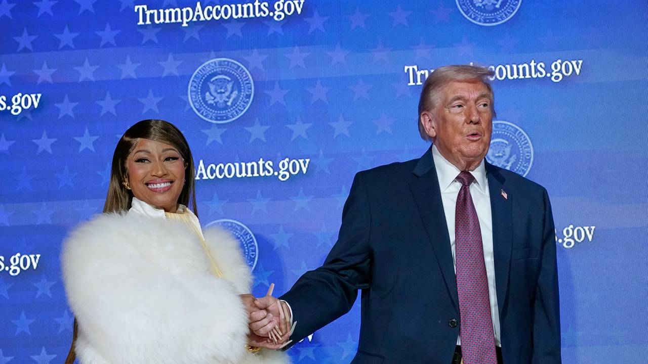 Donald Trump heißt Nicki Minaj bei der Veranstaltung „Trump Accounts“ im Andrew W. Mellon Auditorium willkommen.