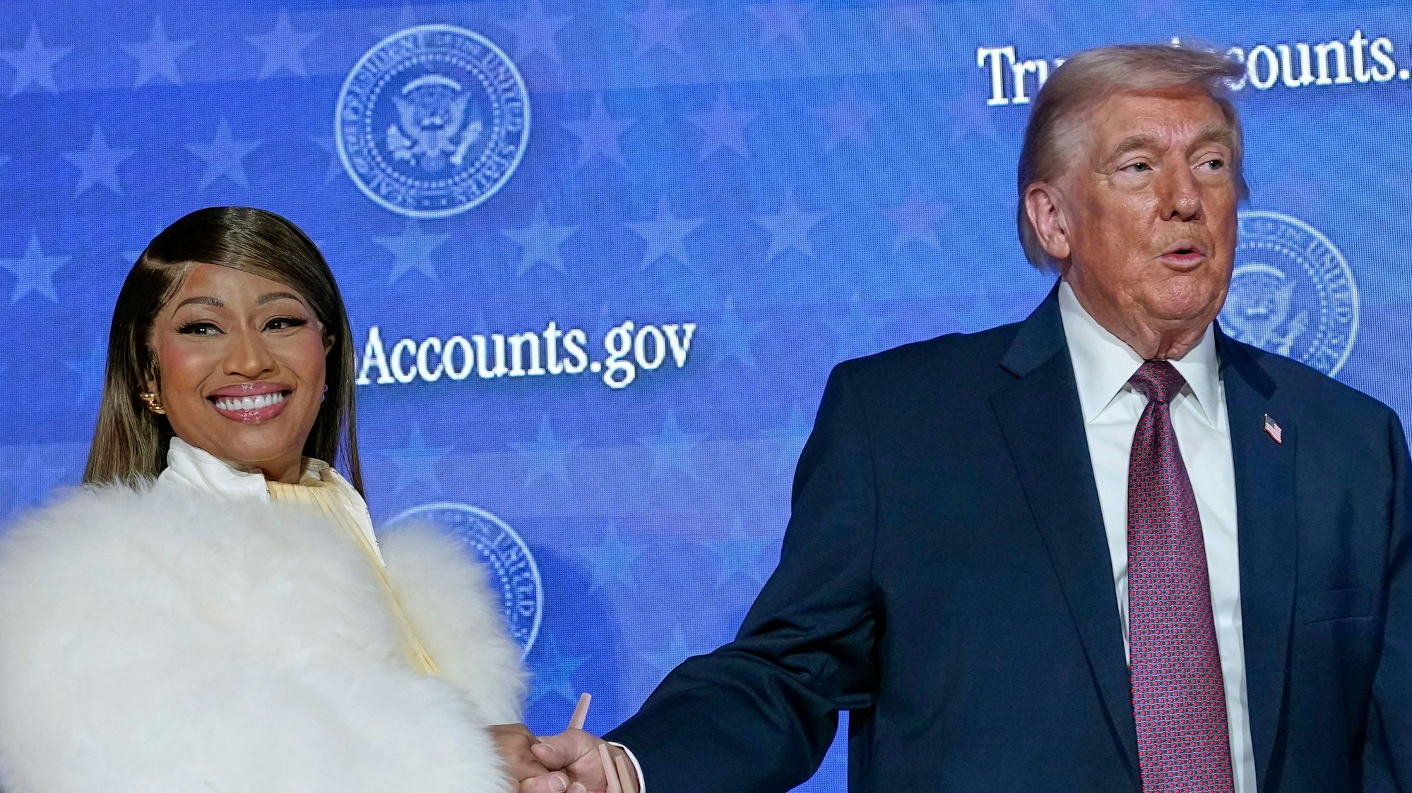 Donald Trump heißt Nicki Minaj bei der Veranstaltung „Trump Accounts“ im Andrew W. Mellon Auditorium willkommen.