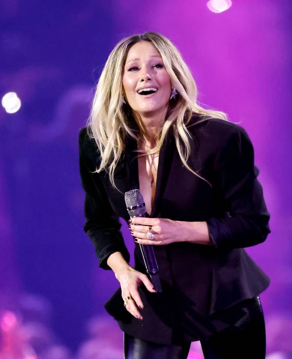 Helene Fischer singt in ein Mikrofon