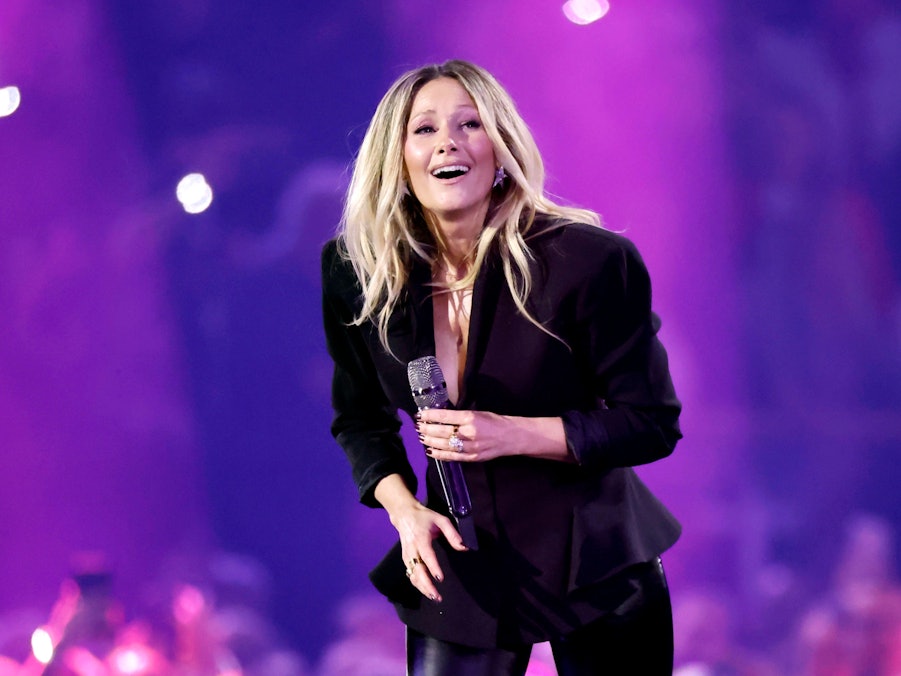 Helene Fischer singt in ein Mikrofon