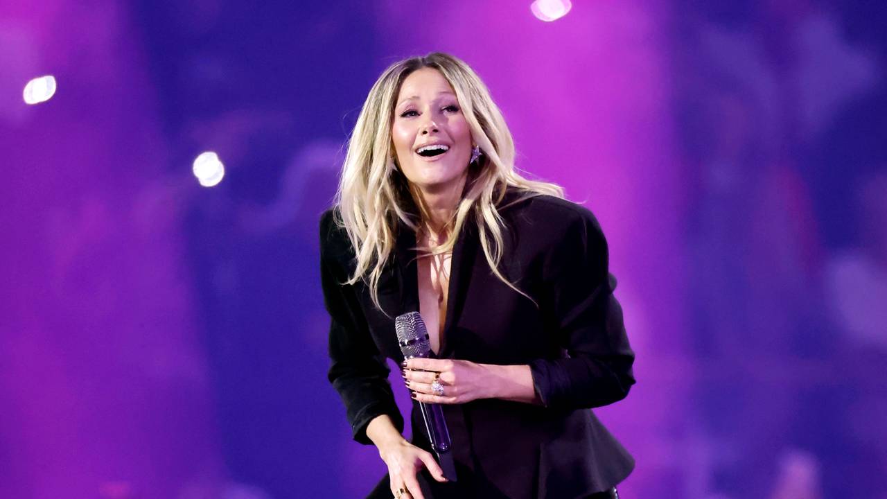 Helene Fischer singt in ein Mikrofon