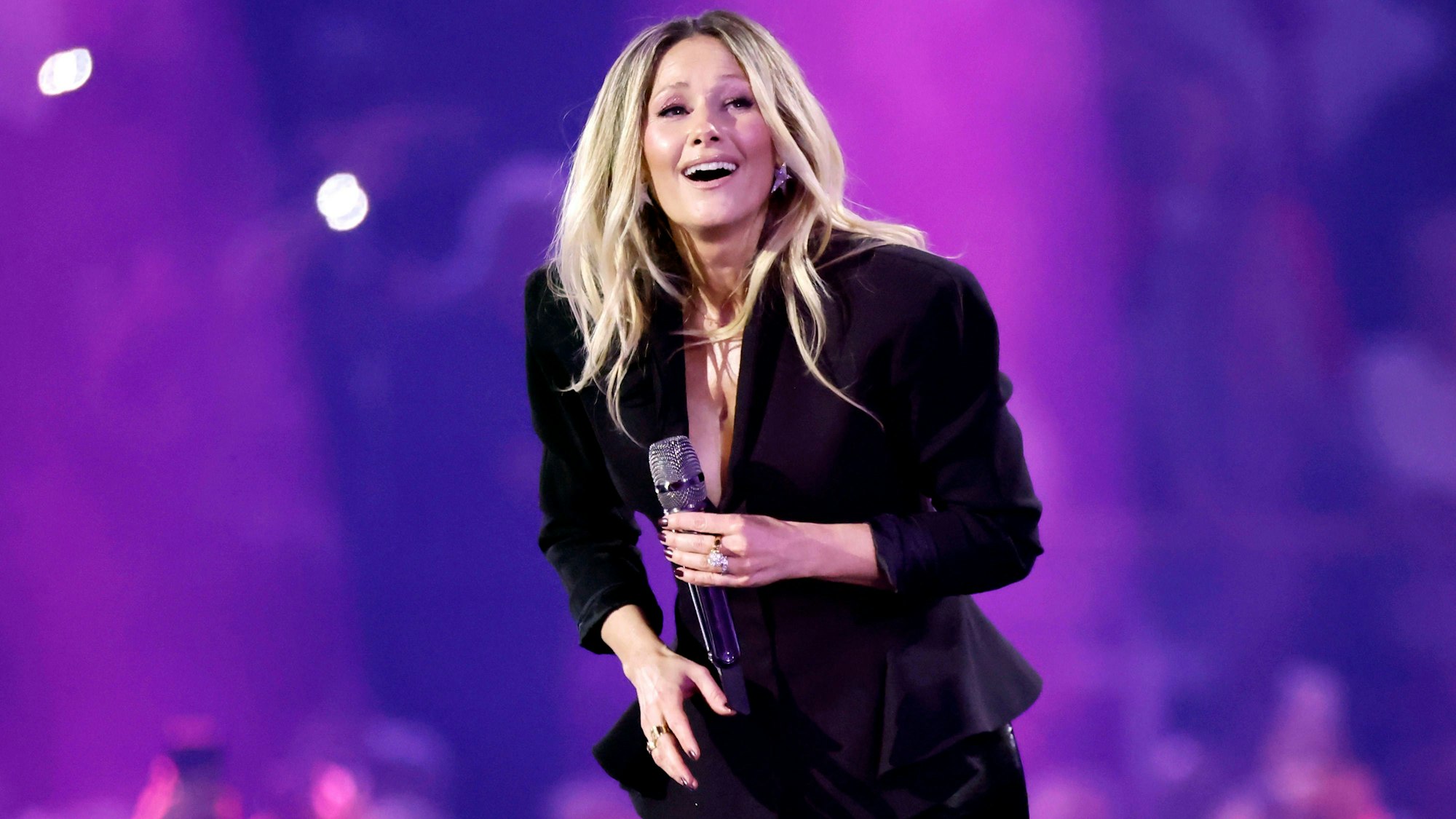 Helene Fischer singt in ein Mikrofon