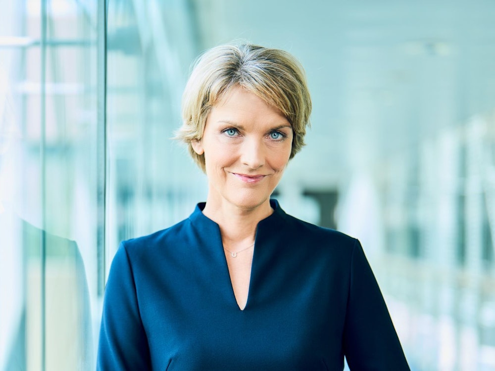 Marietta Slomka moderiert das „heute journal“ im ZDF seit mittlerweile 25 Jahren. (Bild: ZDF / Klaus Weddig)