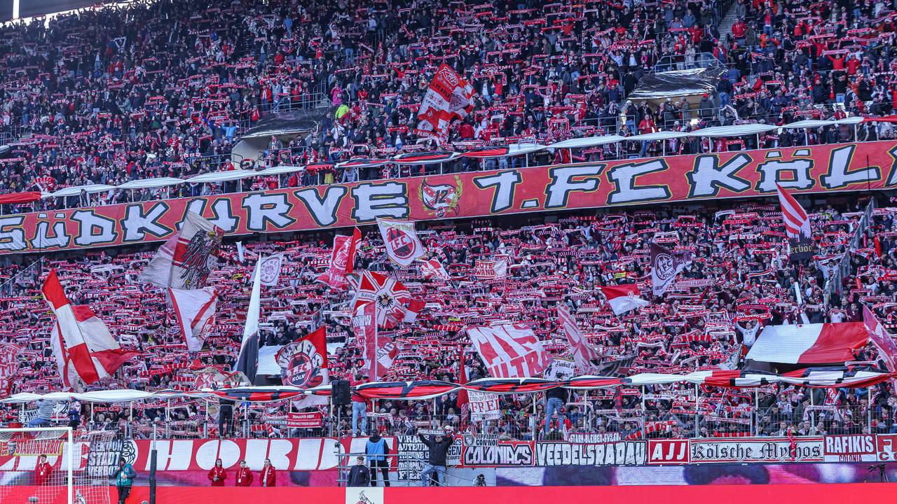 Die Südkurve des 1. FC Köln während der Hymne.