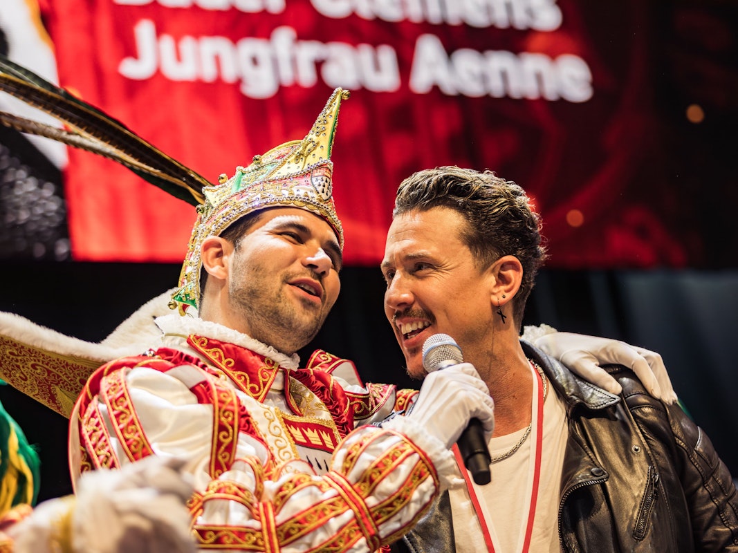 Manuel Sauer singt zusammen mit Prinz Niklas.