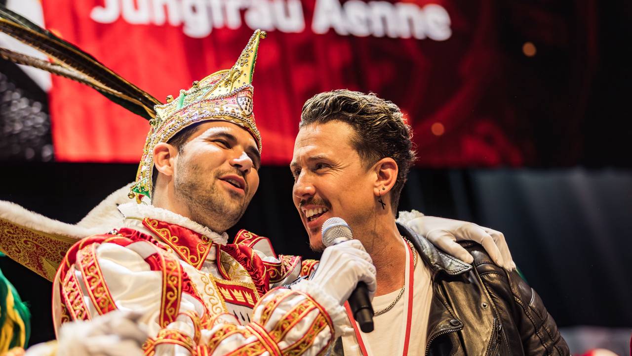 Manuel Sauer singt zusammen mit Prinz Niklas.