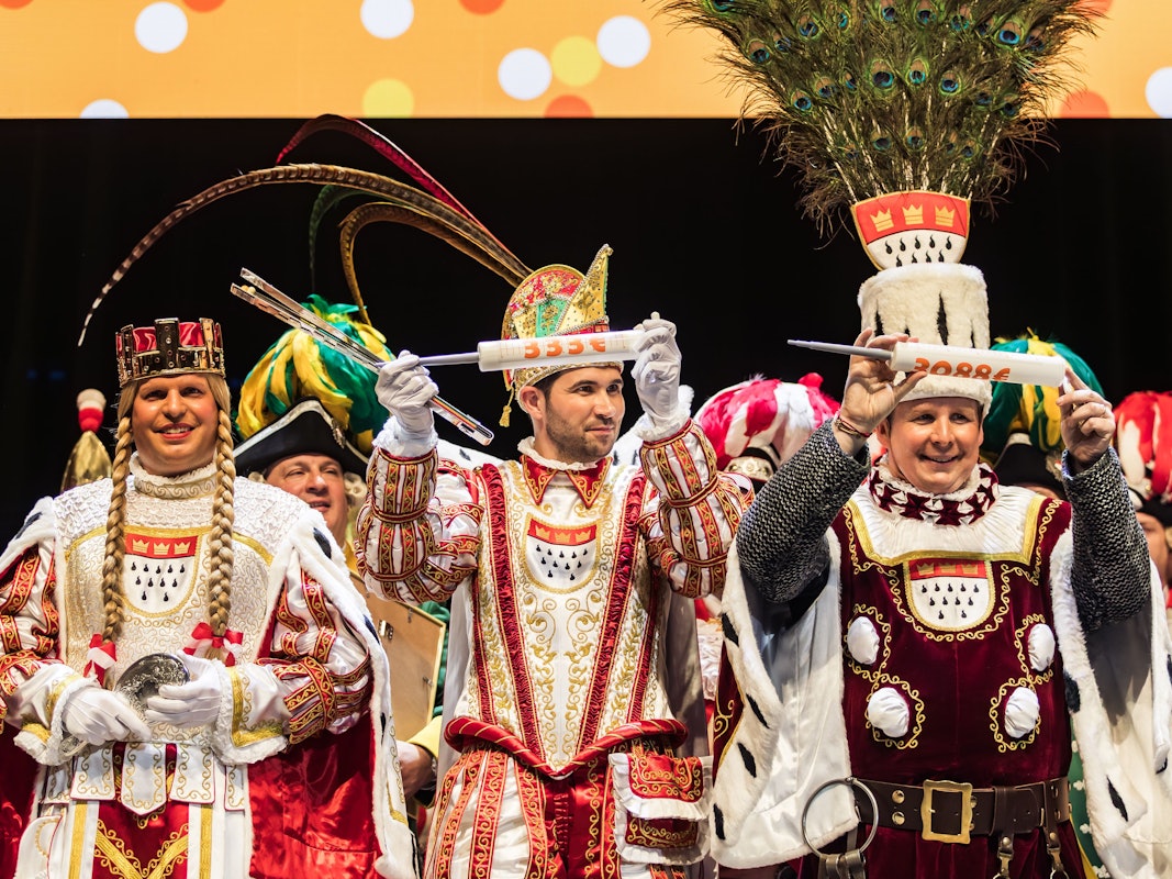 Das Dreigestirn hält die Spenden-Spritzen hoch.