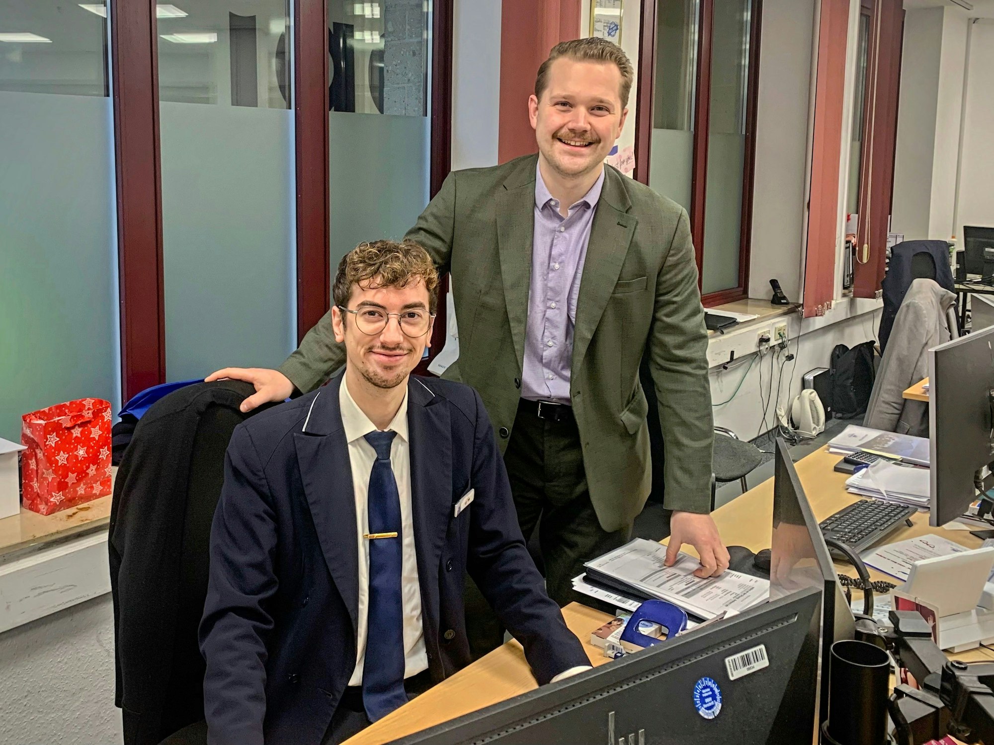 Max Tillmann und Leonard Scheid am Schreibtisch.