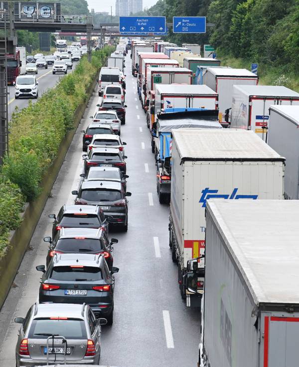 Pkw und Lkw stauen sich auf einer Autobahn.
