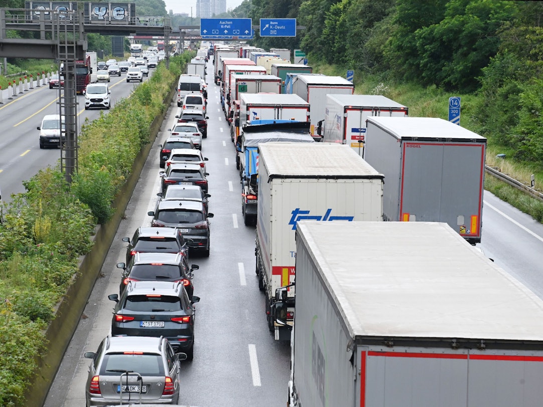 Pkw und Lkw stauen sich auf einer Autobahn.