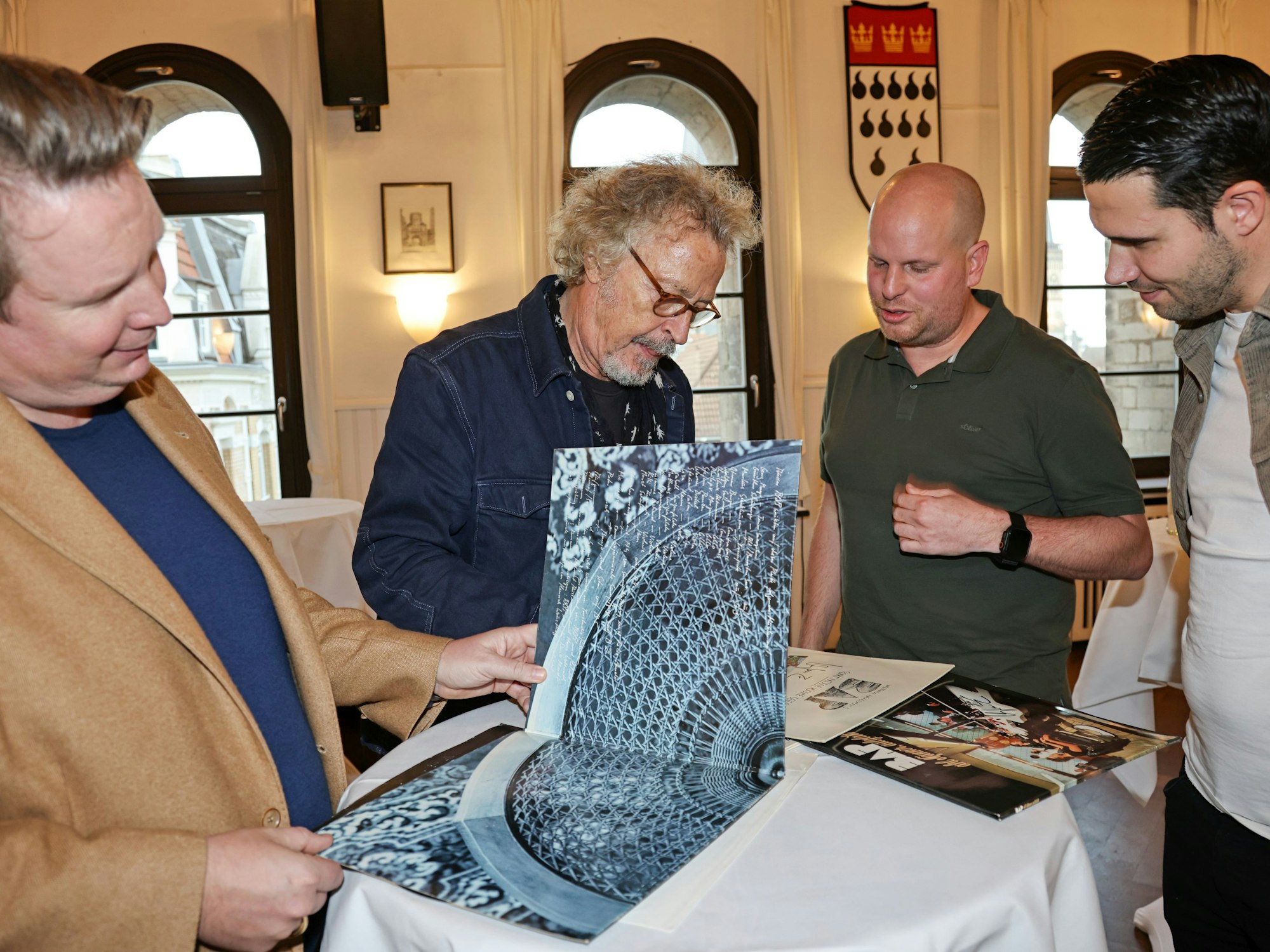 Das Kölner Dreigestirn zusammen mit Wolfgang Niedecken.
