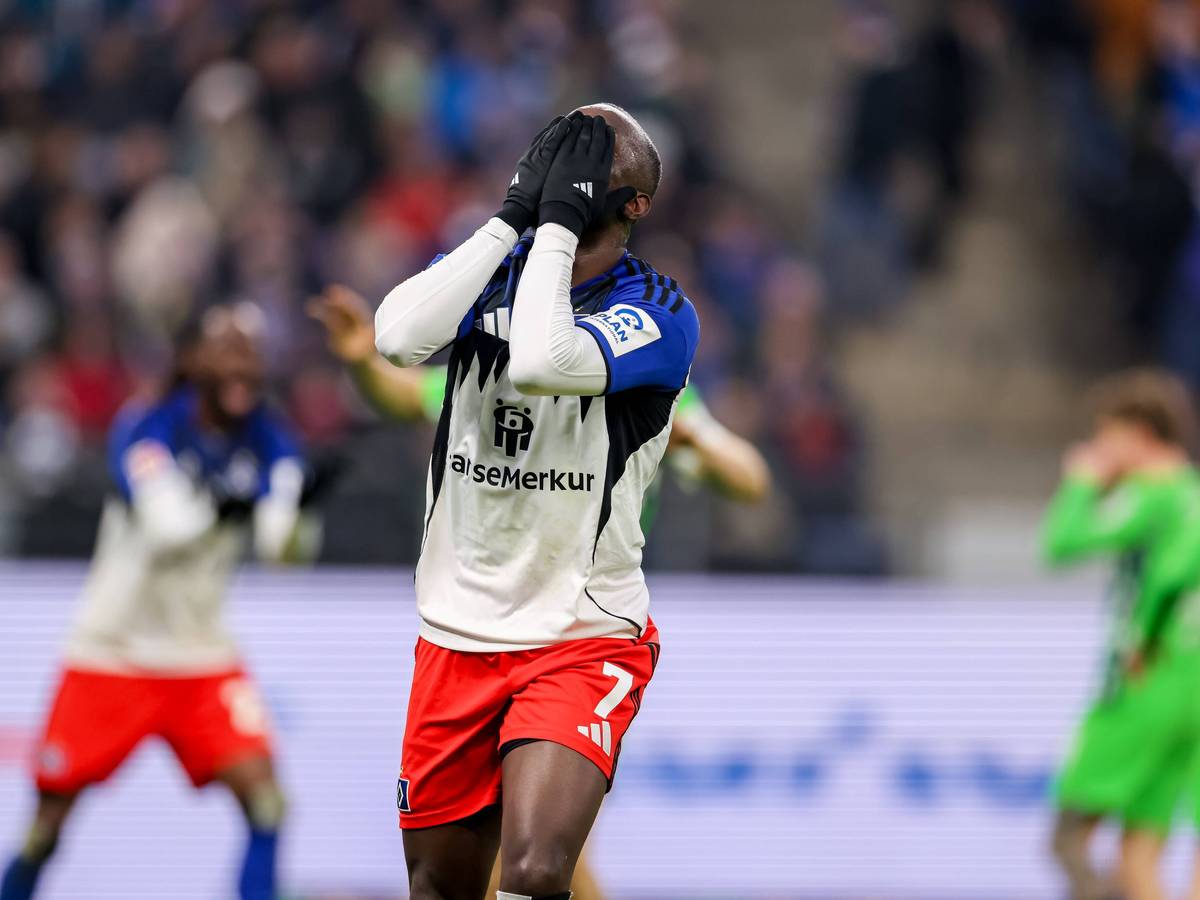 HSV-Stürmer Jean-Luc Dompé hält sich die Hände vors Gesicht.