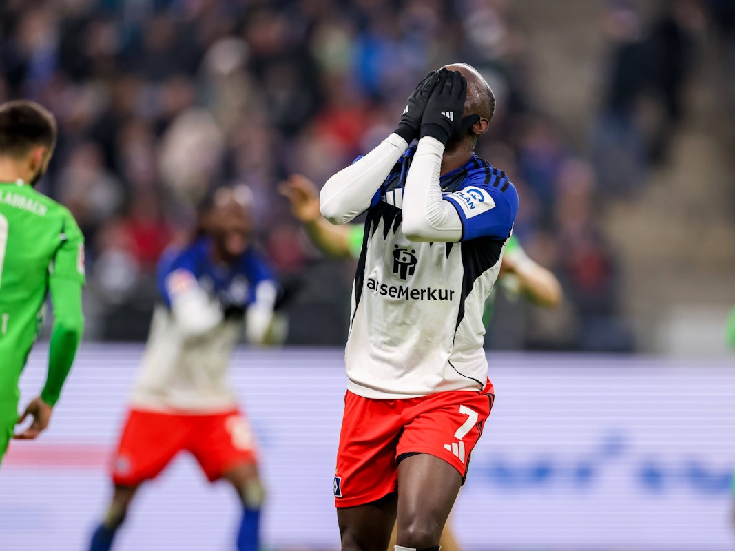 HSV-Stürmer Jean-Luc Dompé hält sich die Hände vors Gesicht.