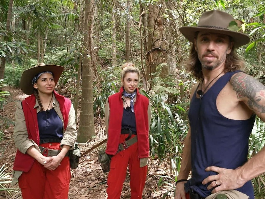 Nach der Dschungelprüfung kommt es zum Streit zwischen Eva (links), Ariel und Gil. (Bild: RTL)