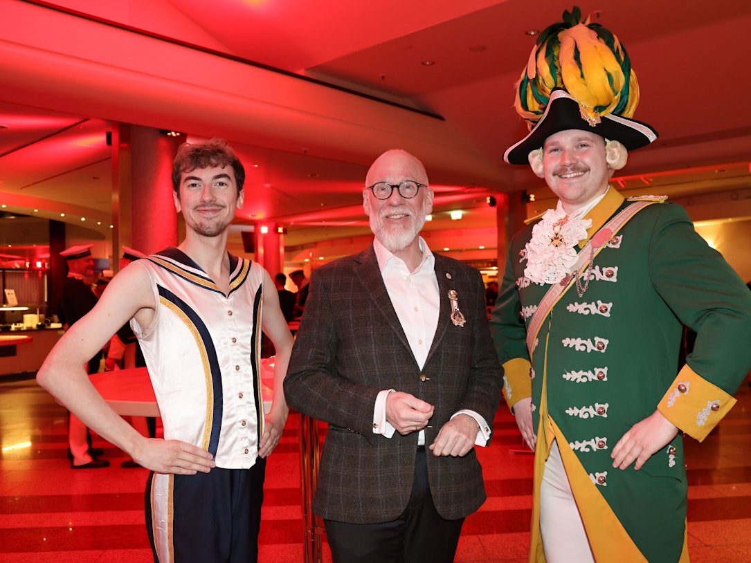 Leonard Scheid, Henrik Große Perdekamp und Max Tillmann im Maritim-Foyer.