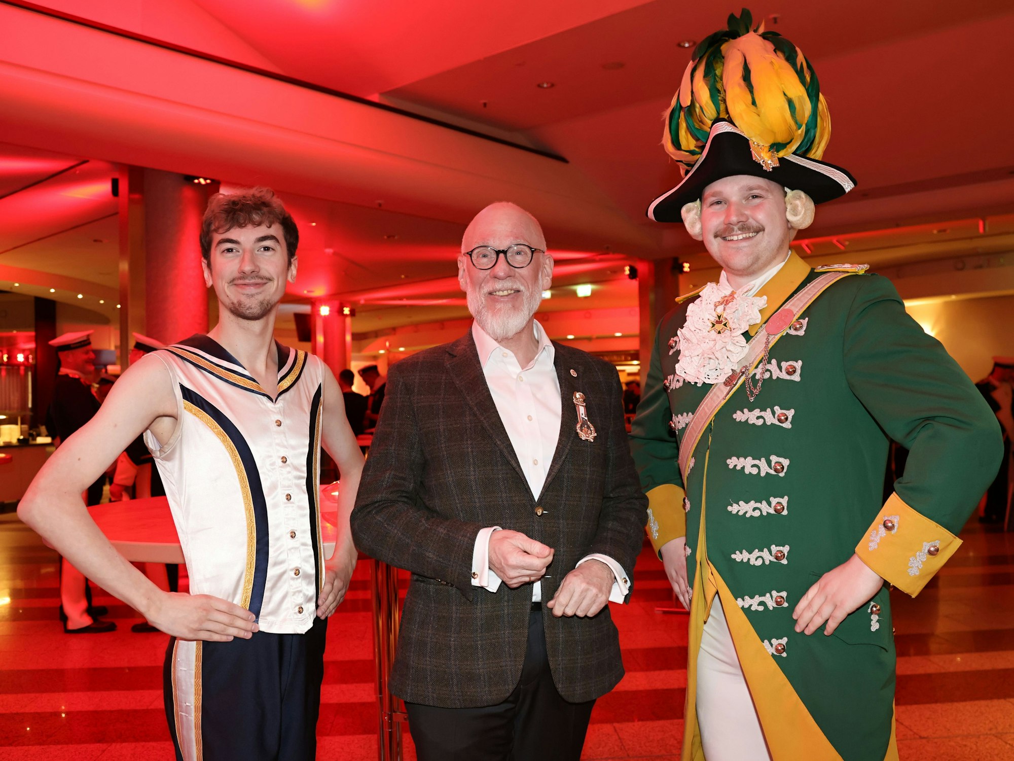 Leonard Scheid, Henrik Große Perdekamp und Max Tillmann im Maritim-Foyer.