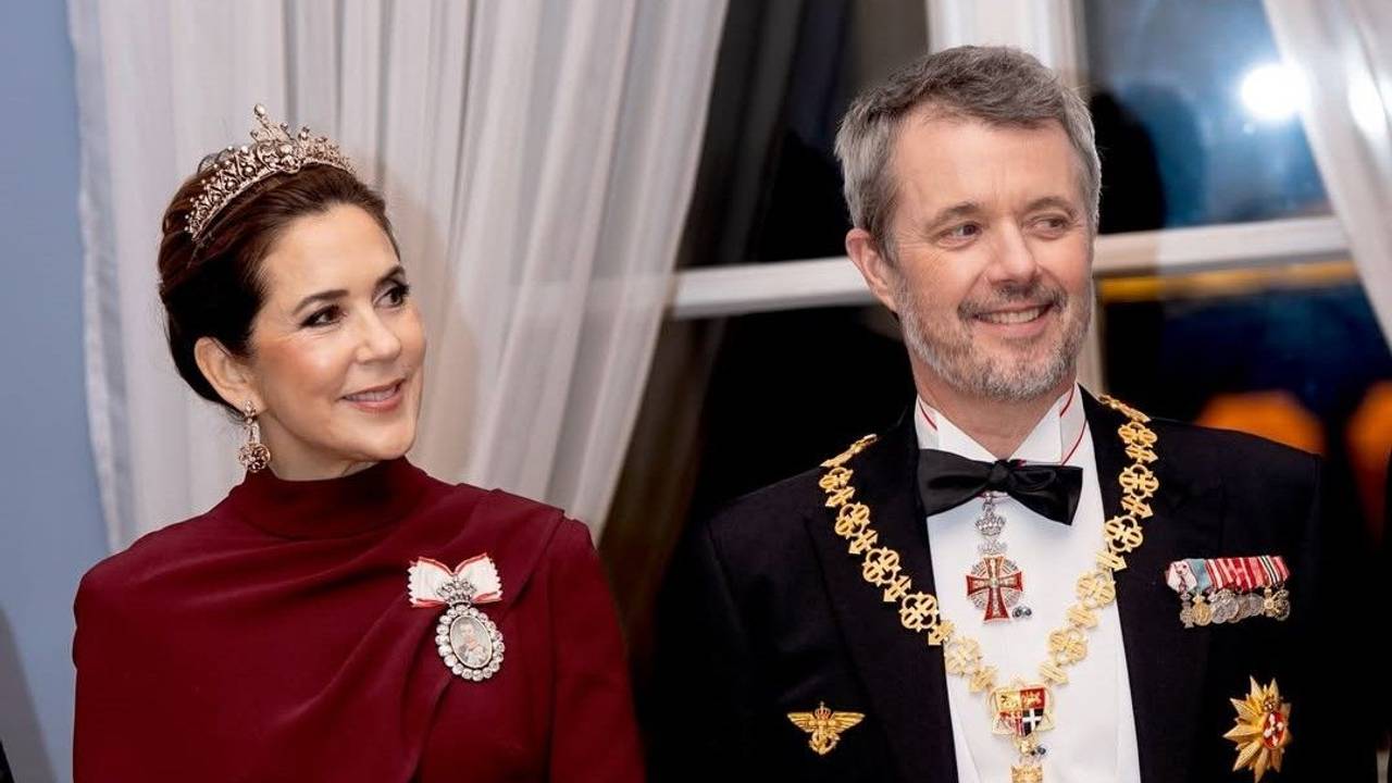 König Frederik und Königin Mary strahlen.