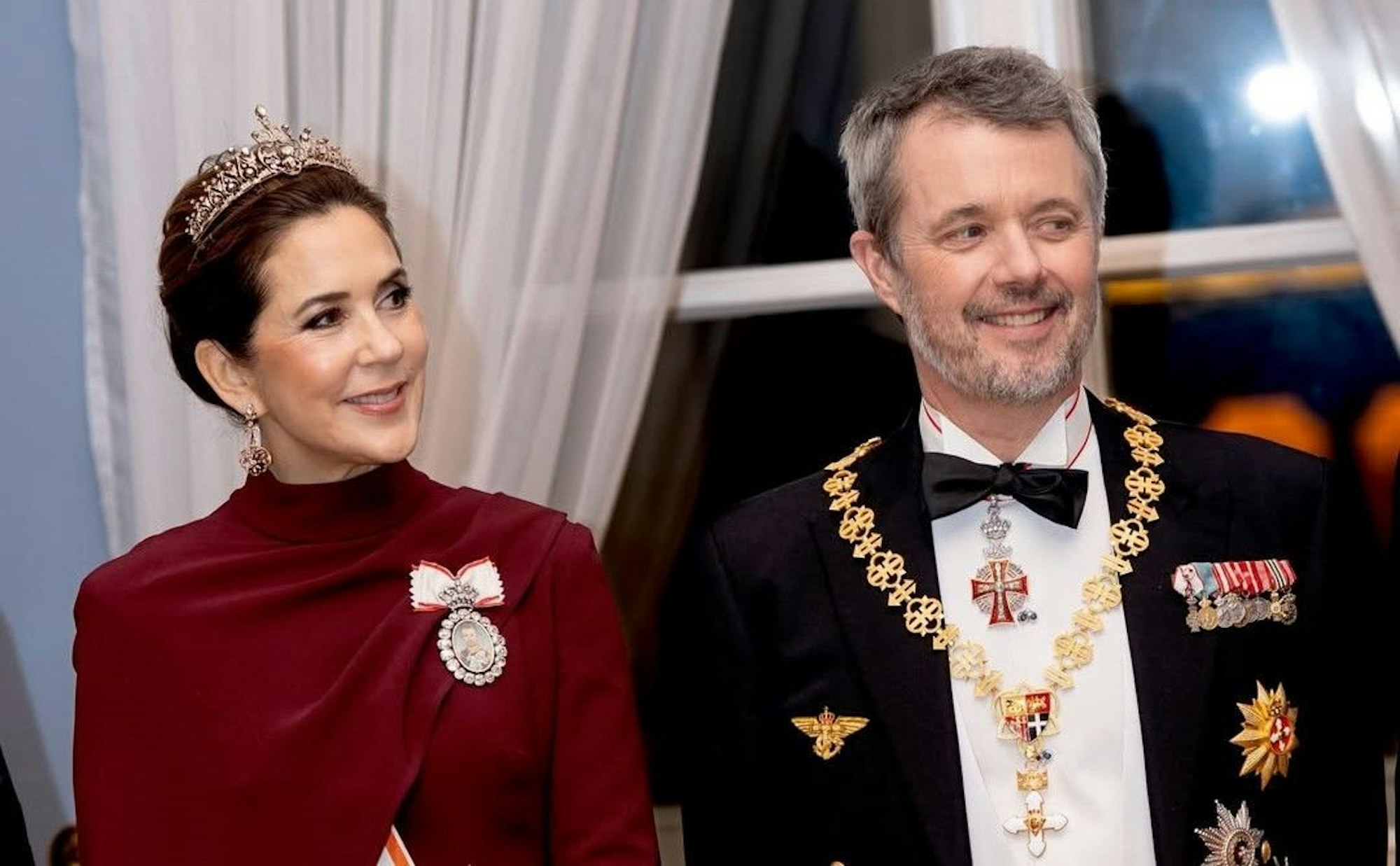 König Frederik und Königin Mary strahlen.