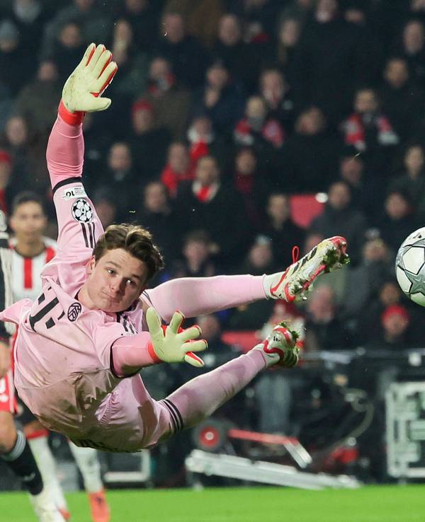 Jonas Urbig hechtet einem Ball hinterher.