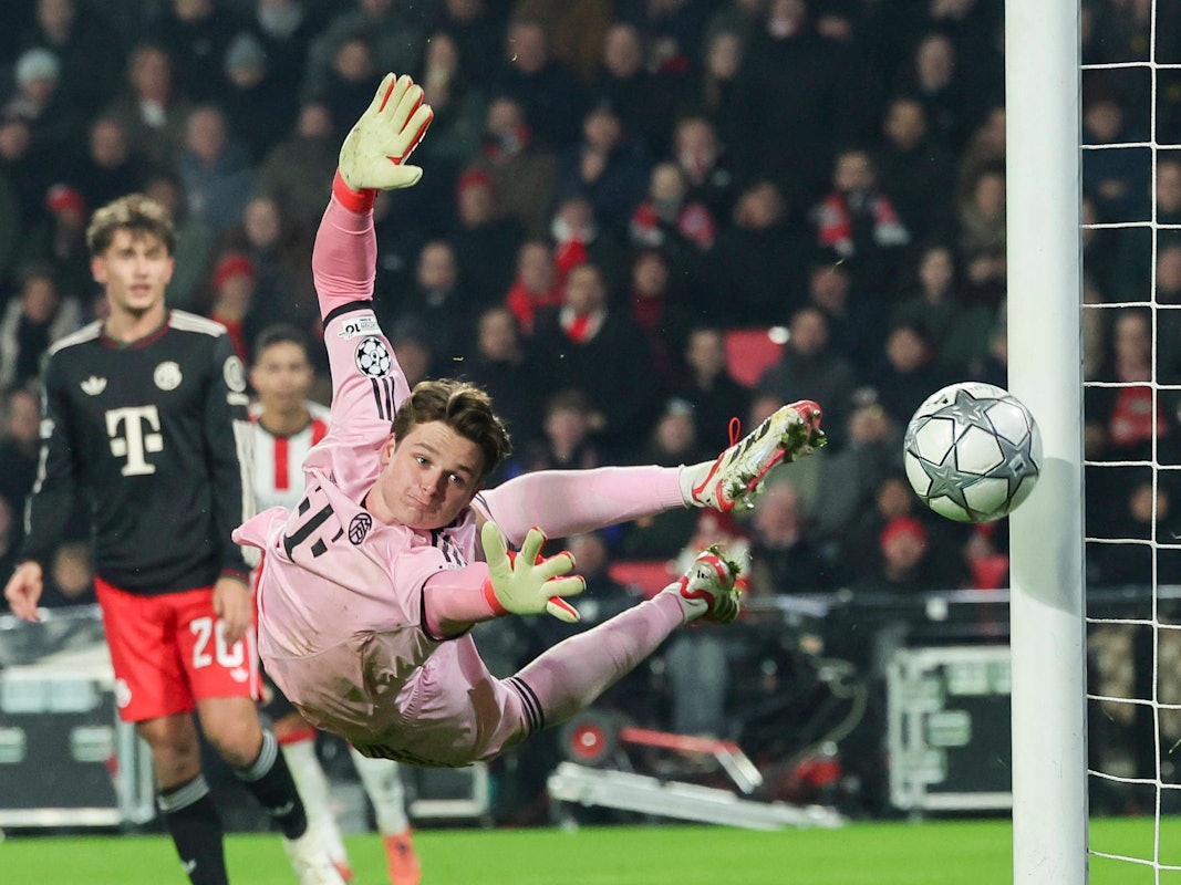 Jonas Urbig hechtet einem Ball hinterher.