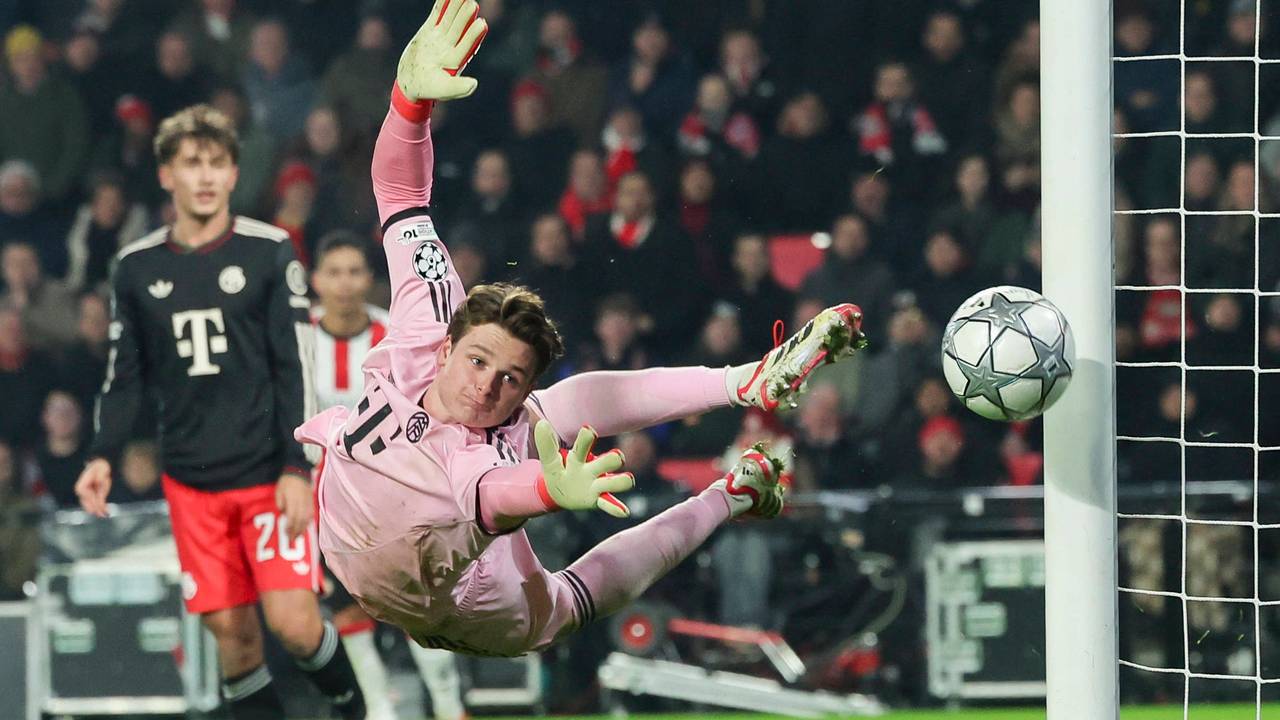 Jonas Urbig hechtet einem Ball hinterher.
