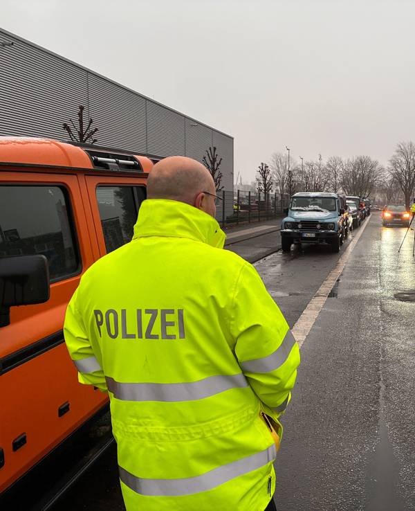 Auf der Flucht vor der Polizei landete ein Autofahrer mit seinem Wagen am Donnerstag (29. Januar 2026) auf der Robert-Perthel-Straße in Köln-Bilderstöckchen auf einer Mittelinsel.