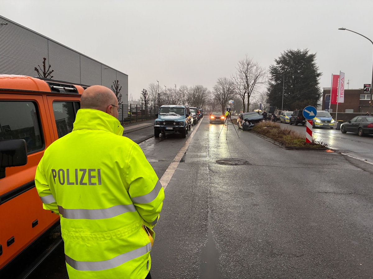 Auf der Flucht vor der Polizei landete ein Autofahrer mit seinem Wagen am Donnerstag (29. Januar 2026) auf der Robert-Perthel-Straße in Köln-Bilderstöckchen auf einer Mittelinsel.