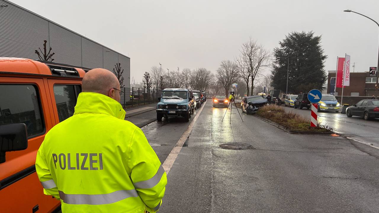 Auf der Flucht vor der Polizei landete ein Autofahrer mit seinem Wagen am Donnerstag (29. Januar 2026) auf der Robert-Perthel-Straße in Köln-Bilderstöckchen auf einer Mittelinsel.
