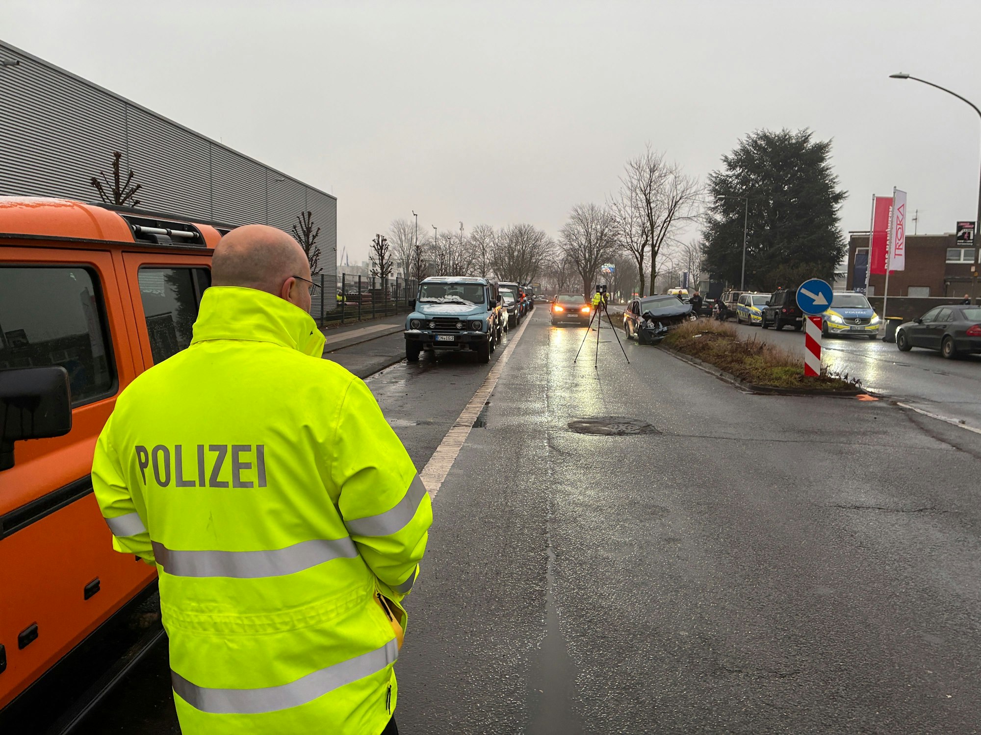 Auf der Flucht vor der Polizei landete ein Autofahrer mit seinem Wagen am Donnerstag (29. Januar 2026) auf der Robert-Perthel-Straße in Köln-Bilderstöckchen auf einer Mittelinsel.