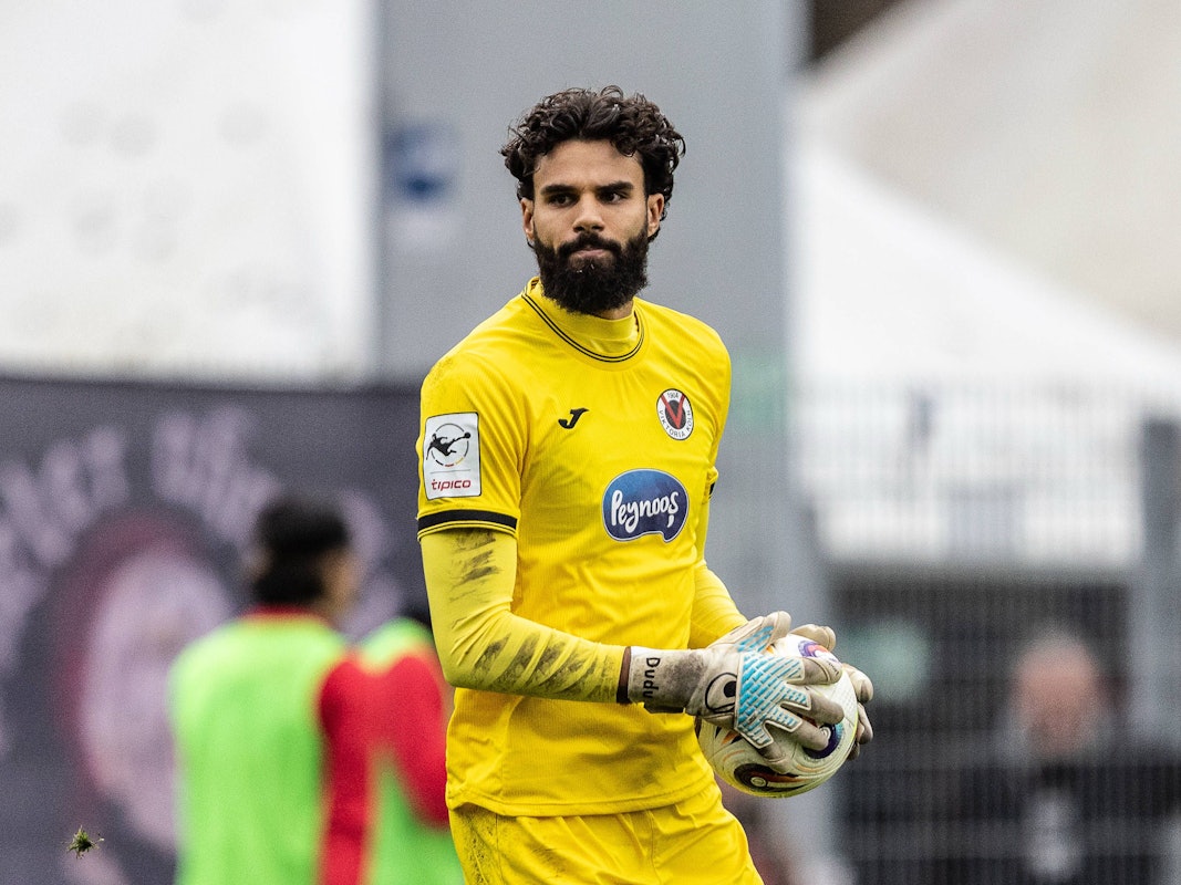 Torwart Dudu hält den Ball bei einem Spiel von Viktoria Köln in der Hand.