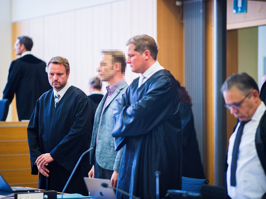 Männer, darunter Christian B., bei Gerichtsverhandlung