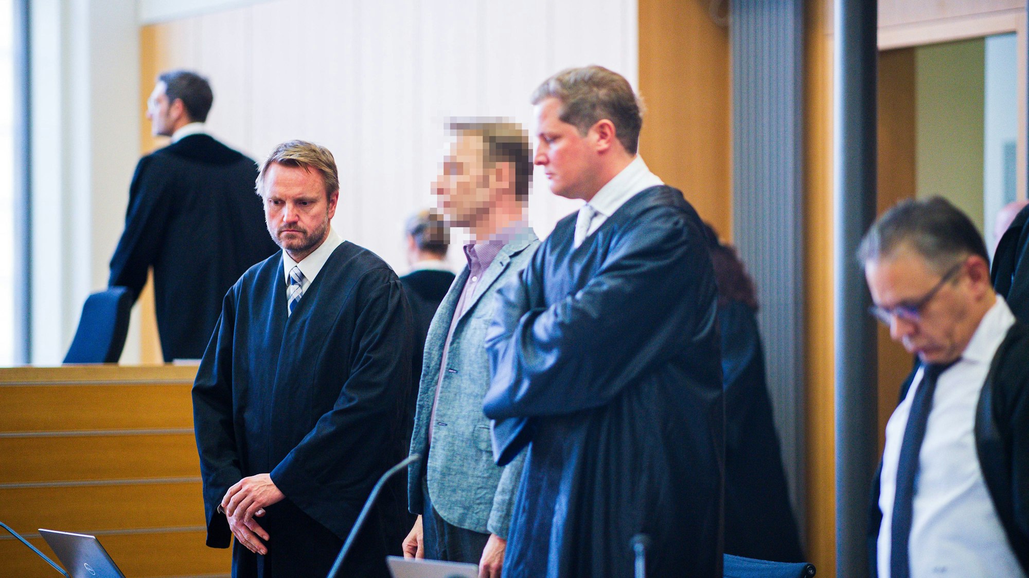 Männer, darunter Christian B., bei Gerichtsverhandlung
