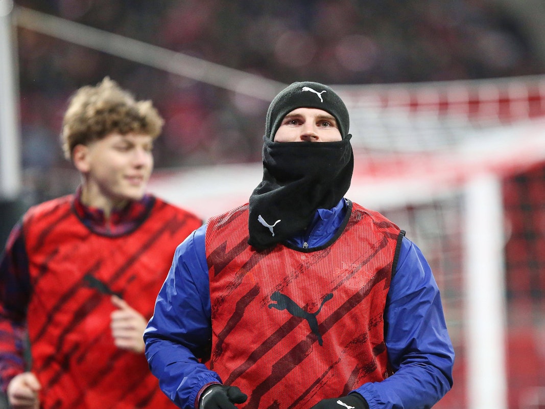 Dick eingepackt läuft sich Timo Werner bei RB Leipzig warm.