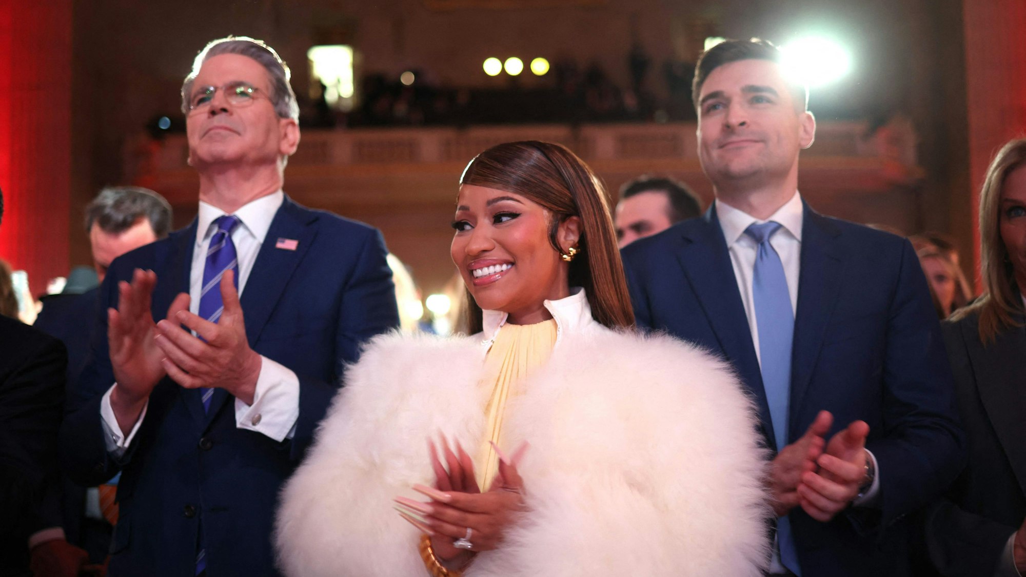 US-Finanzminister Scott Bessent und Nicki Minaj applaudieren beim „Trump Accounts Summit“ im Andrew W. Mellon Auditorium in Washington.