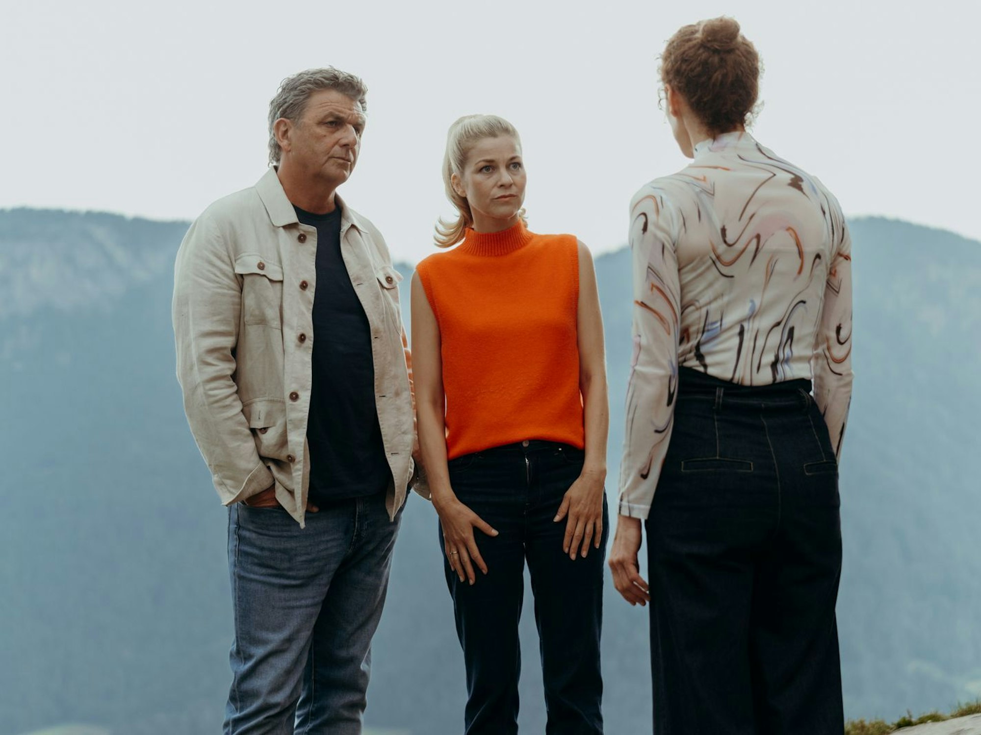 Caro Pflüger macht gegenüber Martin Gruber und seiner Frau Karin (Hilde Dalik, Mitte) ein unerwartetes Geständnis. (Bild: ZDF/Sabine Finger Fotografie)