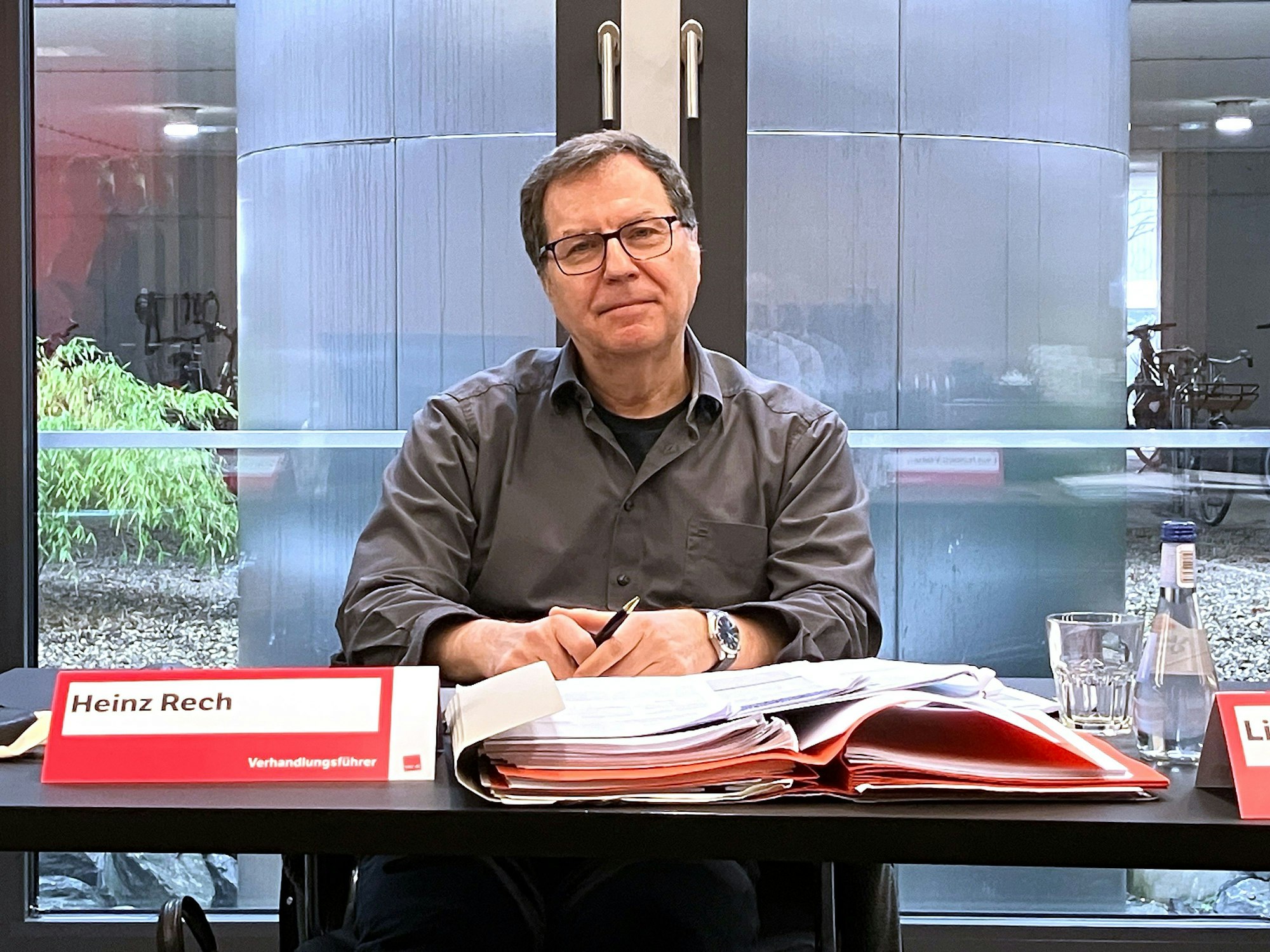 Der Verhandlungsführer von Verdi NRW, Heinz Rech, stellt die Forderungen im Tarifkonflikt um die kommunalen Nahverkehrsbetriebe im Bundesland vor. Er schließt Warnstreiks in den kommenden Wochen nicht aus.