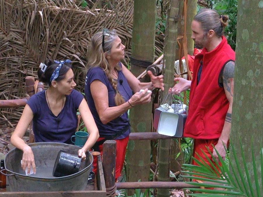 Nicole Belstler-Boettcher (M.) platzt an der Geschirrwaschstelle der Kragen. Direkt konfrontiert sie Gil Ofarim: „Weißt du, was ich schlimm finde, du kommst hier rein und sagst: ‚Ich möchte wieder Musiker werden‘ und ich denke, der Mann, der Hotelangestellte, will auch einfach nur sein Leben.“ Links Samira Yavuz.