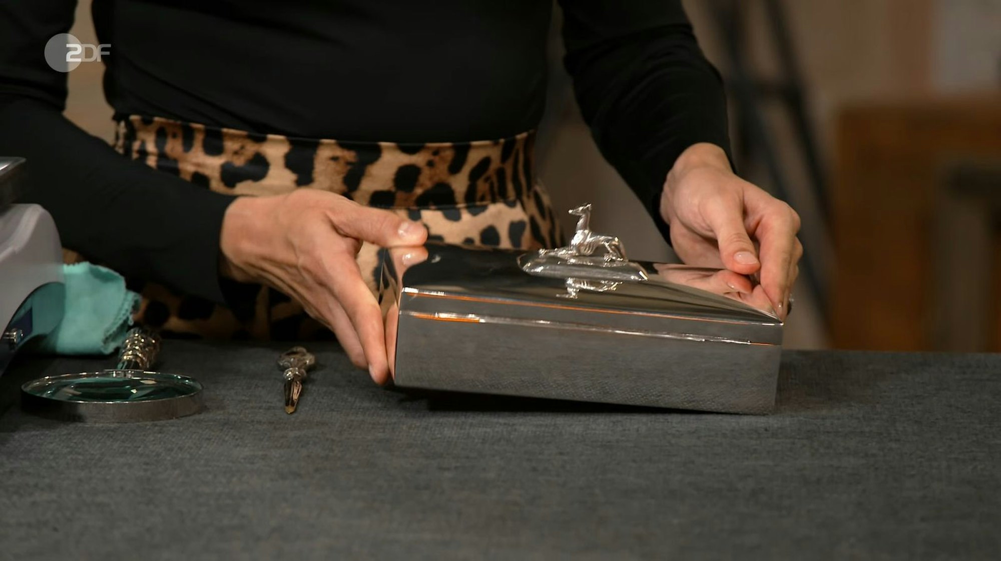 Das elegante Stück aus den 1920er-Jahren mit Windhund auf dem Deckel entpuppte sich als Humidor. (Bild: ZDF)