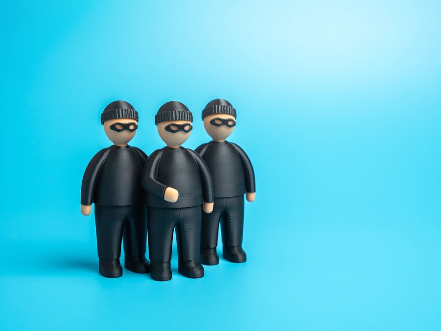 Drei Figuren einer kriminellen Bande