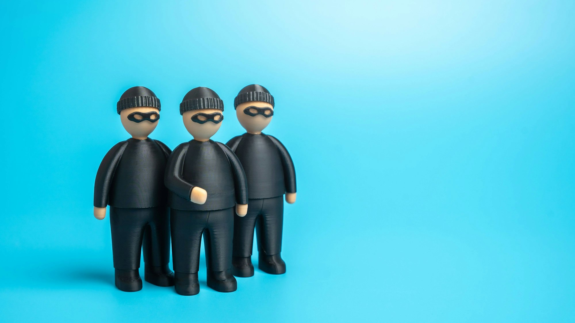 Drei Figuren einer kriminellen Bande