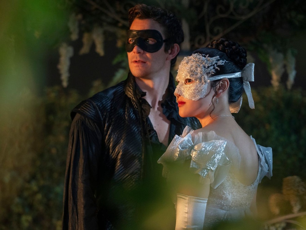 Auf dem Maskenball seiner Mutter trifft Benedict (Luke Thompson) eine mysteriöse Frau in Silber (Yerin Ha) und kann sie danach nicht mehr vergessen. (Bild: LIAM DANIEL/NETFLIX)
